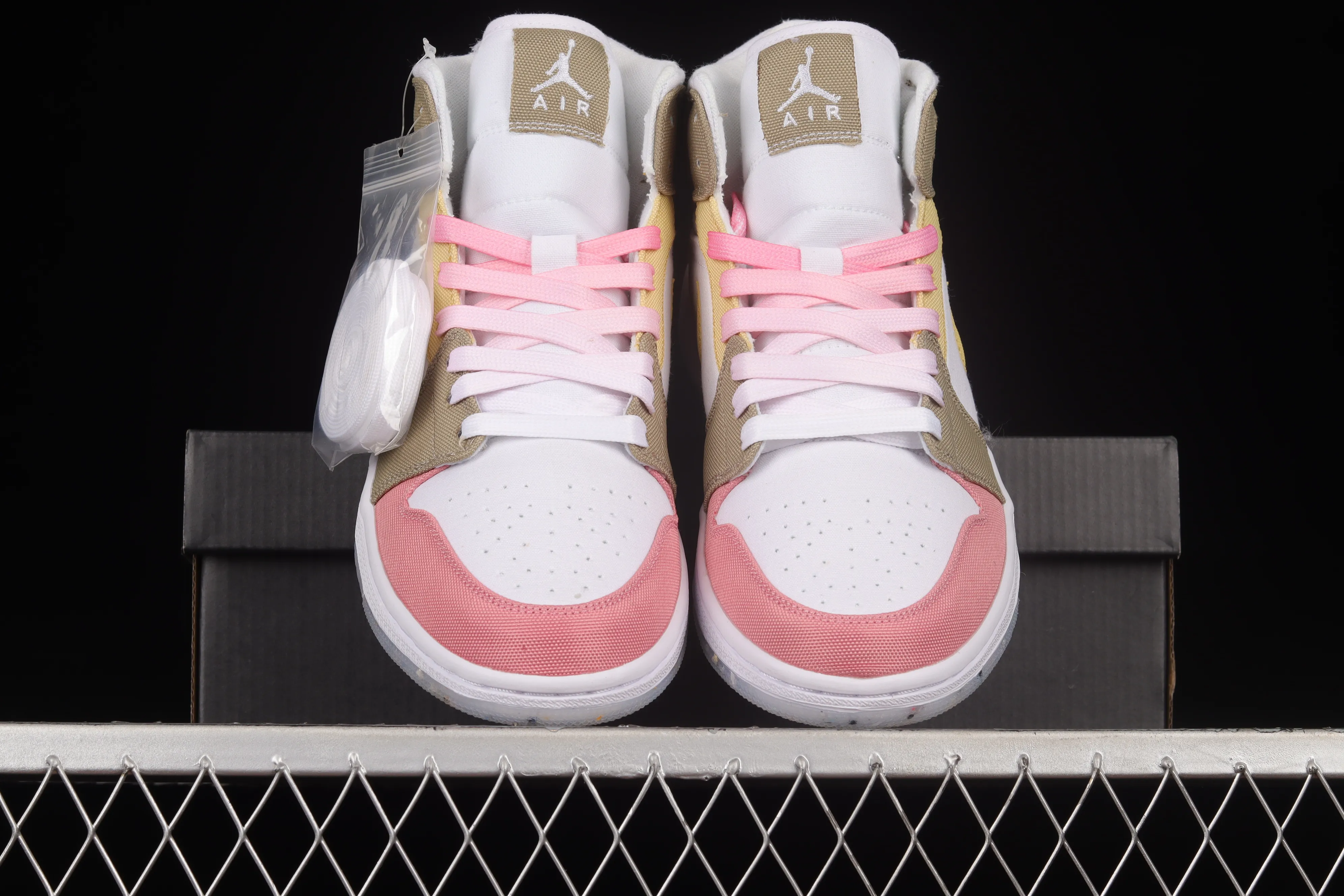 All categories Air Jordan Jordan series basketball shoes Air Jordan 1 Mid Air Jordan 1 Mid AJ1 candy powder Zhongbang basketball shoes DJ0338-100